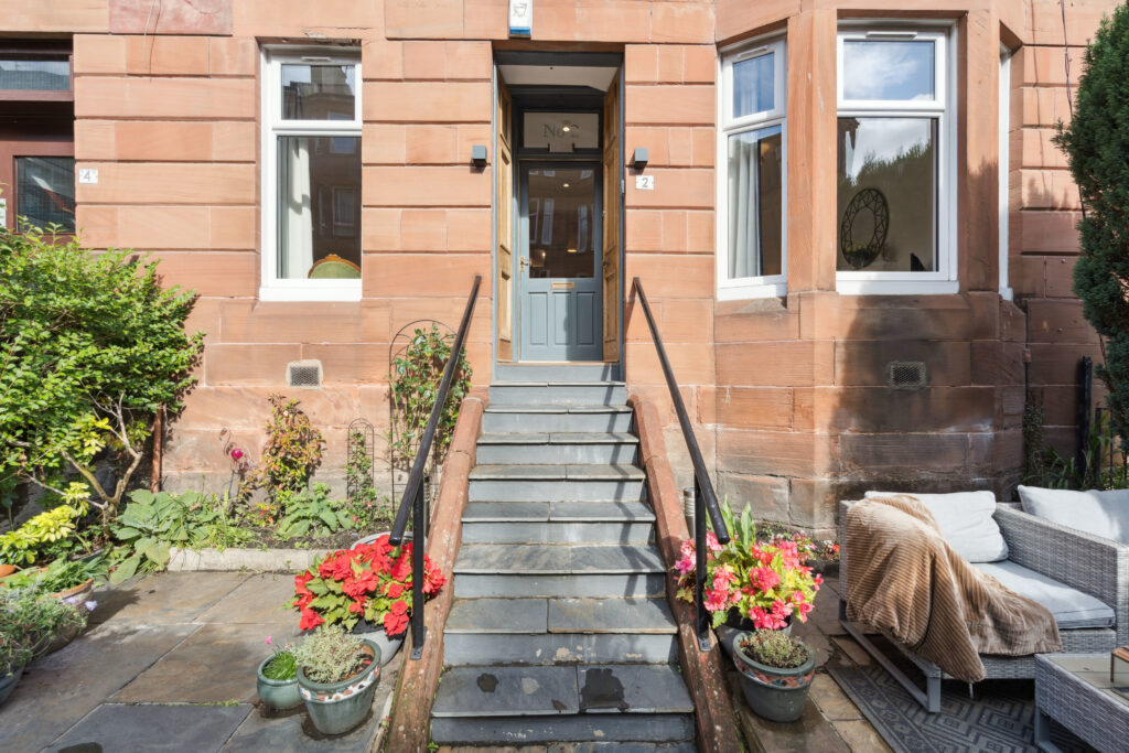 2 Crathie Drive, Thornwood, G11